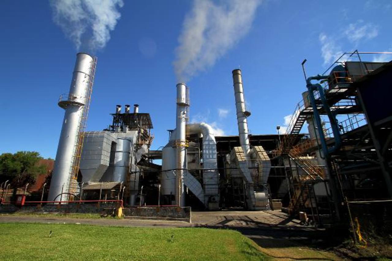 Ingenio Chaparrastique, es una empresa ubicada en la zona oriental del pais que se dedica a la produccion de azucar , melaza y energia. Actualmente esta impulsando un nuevo proyecto dirigido a la ampliacion de la generacion de Energia elecctrica utilizando como combustible el bagazo de la caa de azucar. El proyecto genera 62.2 MW de los cuales 35 MW se utiliza para abastecer la red durante el periodo de la zafra.
Foto Cortesia